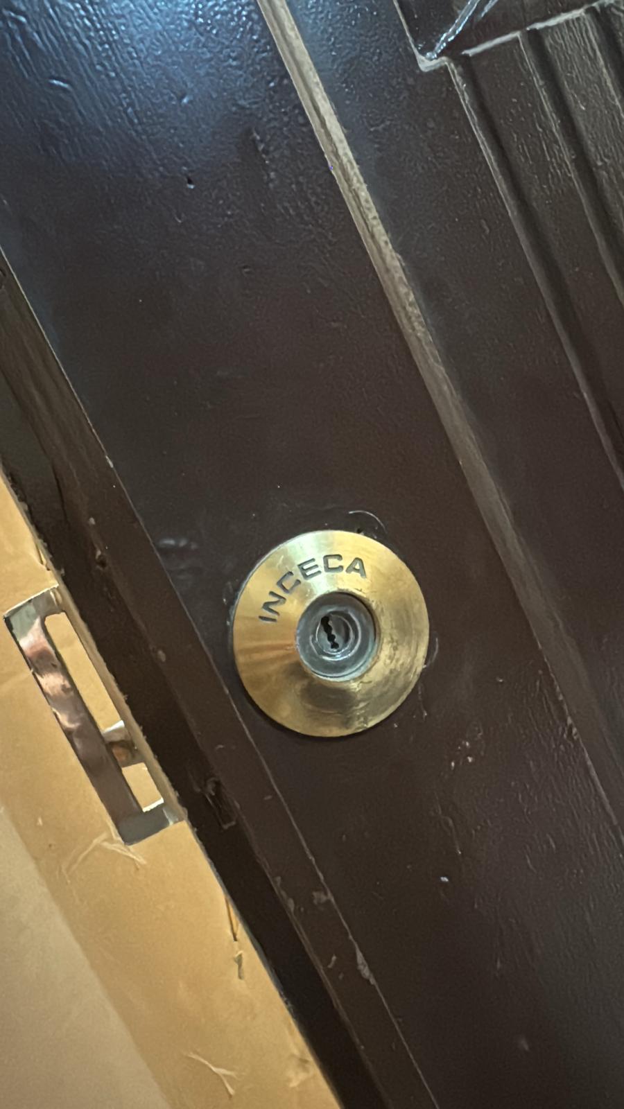 Bombín marca Inceca en puerta metálica oscura