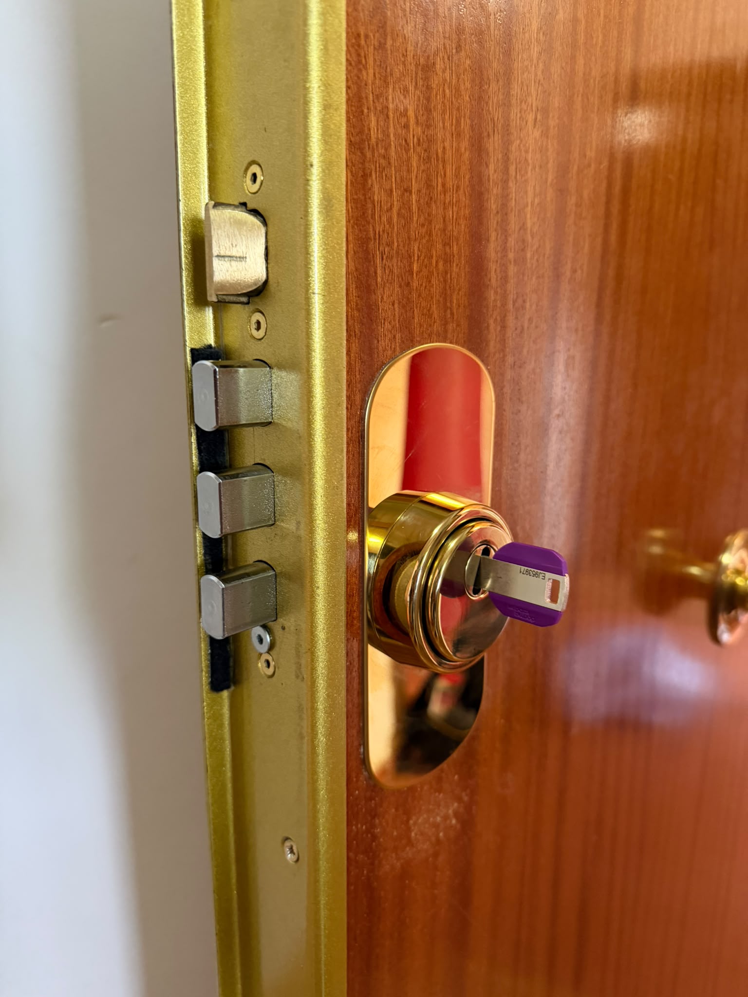 Cerradura multipunto con llave en puerta de madera