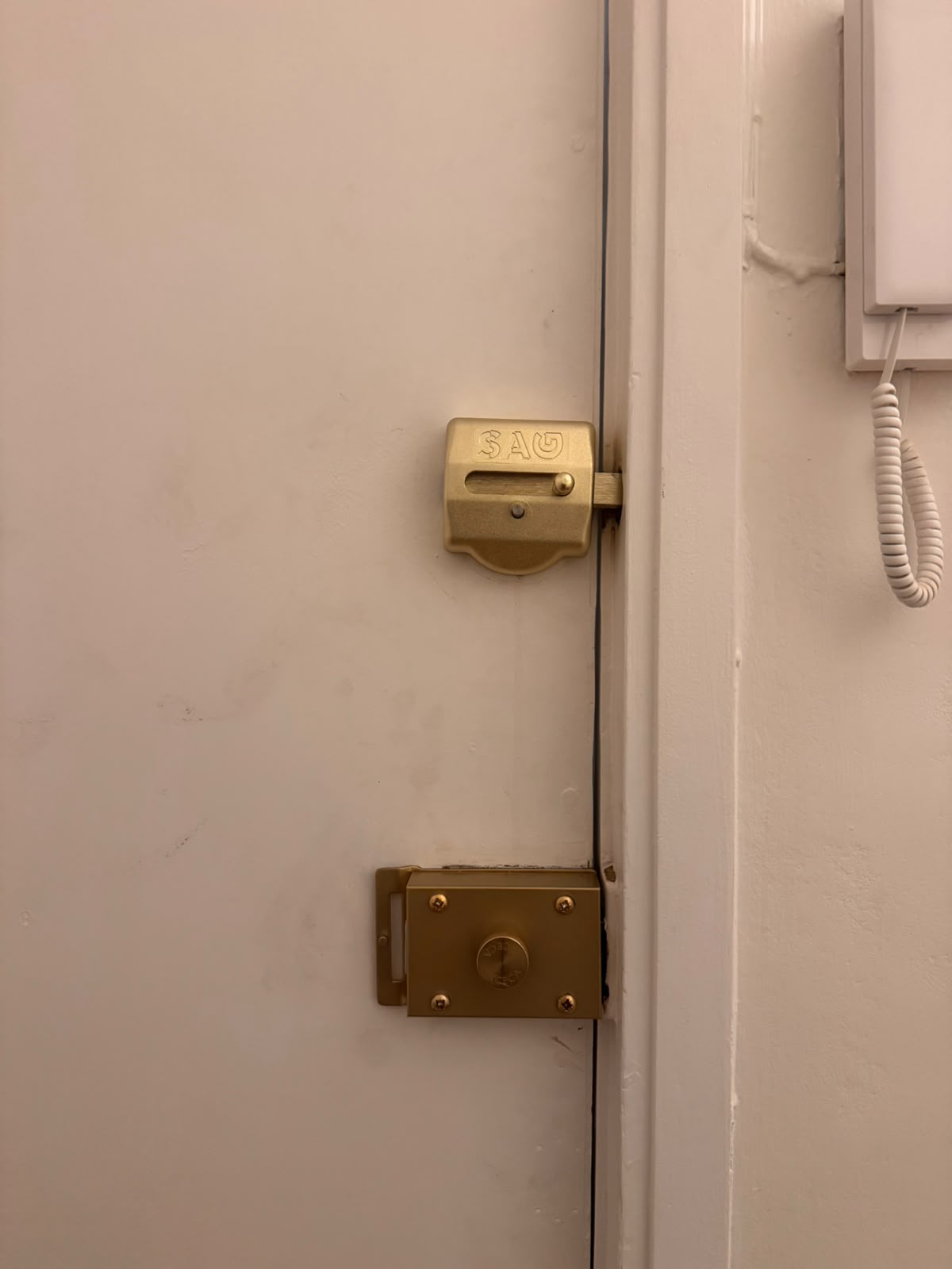 Cerrojo y cerradura SAG en puerta de piso