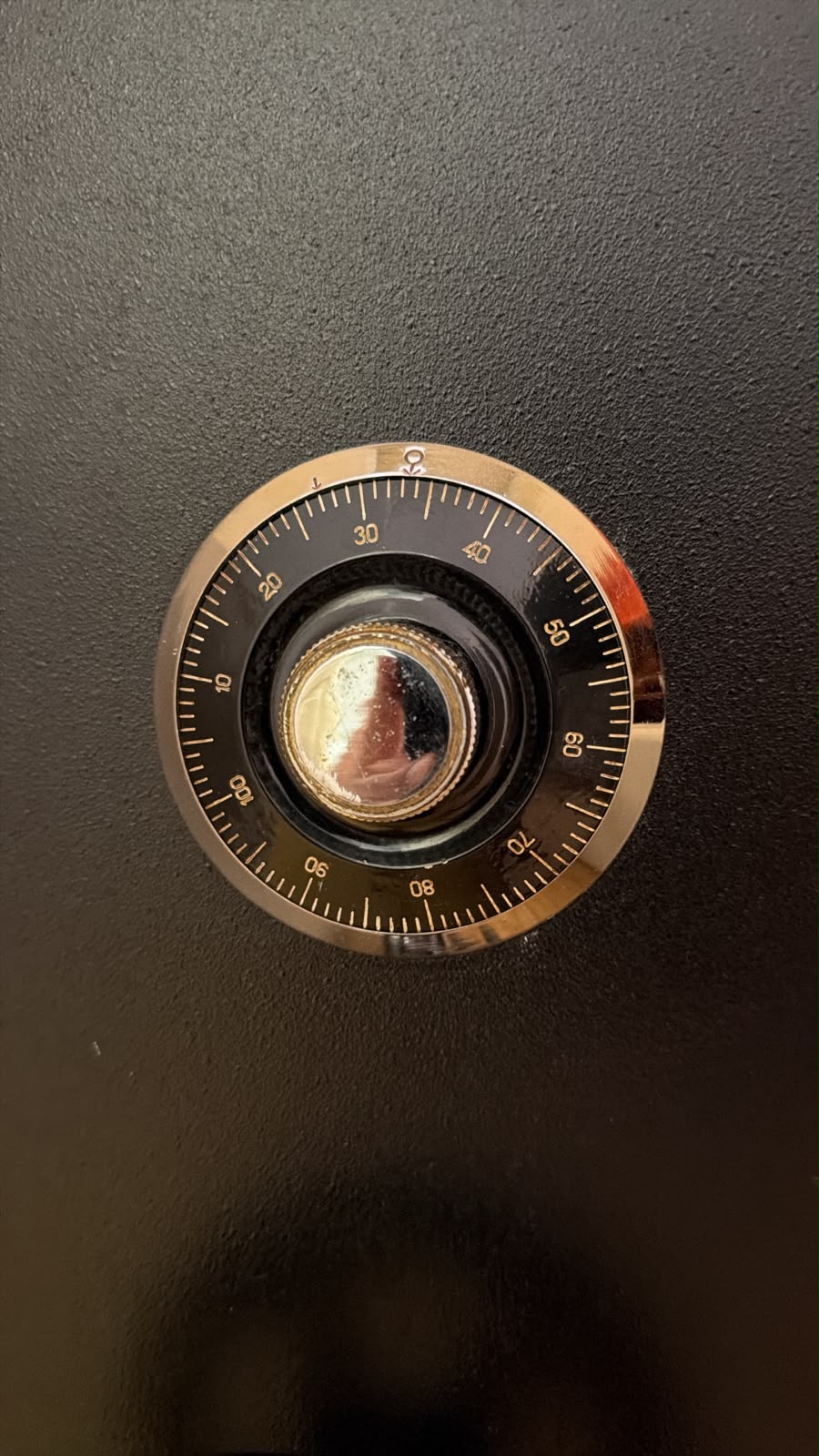 Dial combinación de caja fuerte negra y dorada