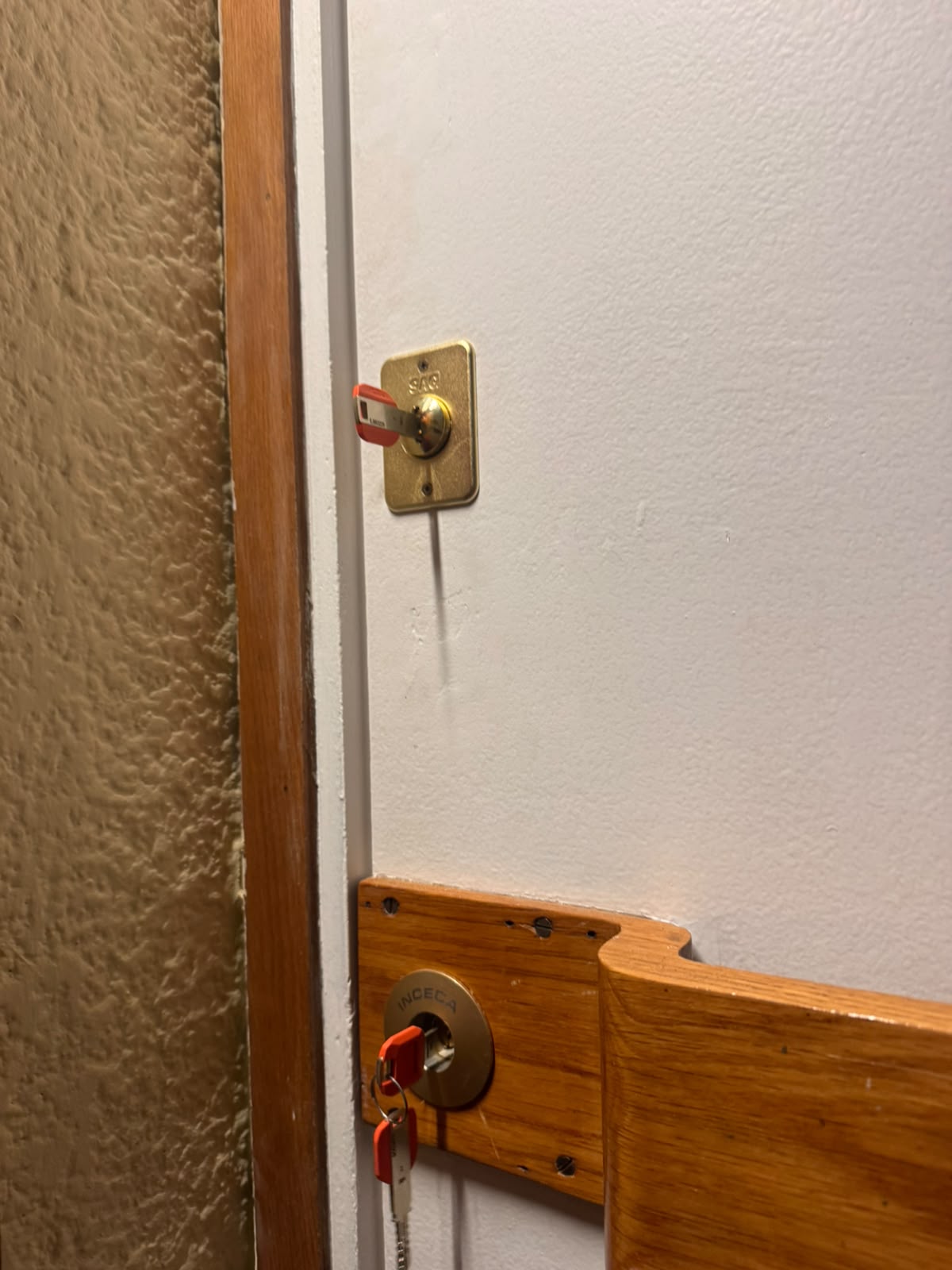 Llave insertada en bombín de puerta con cerradura