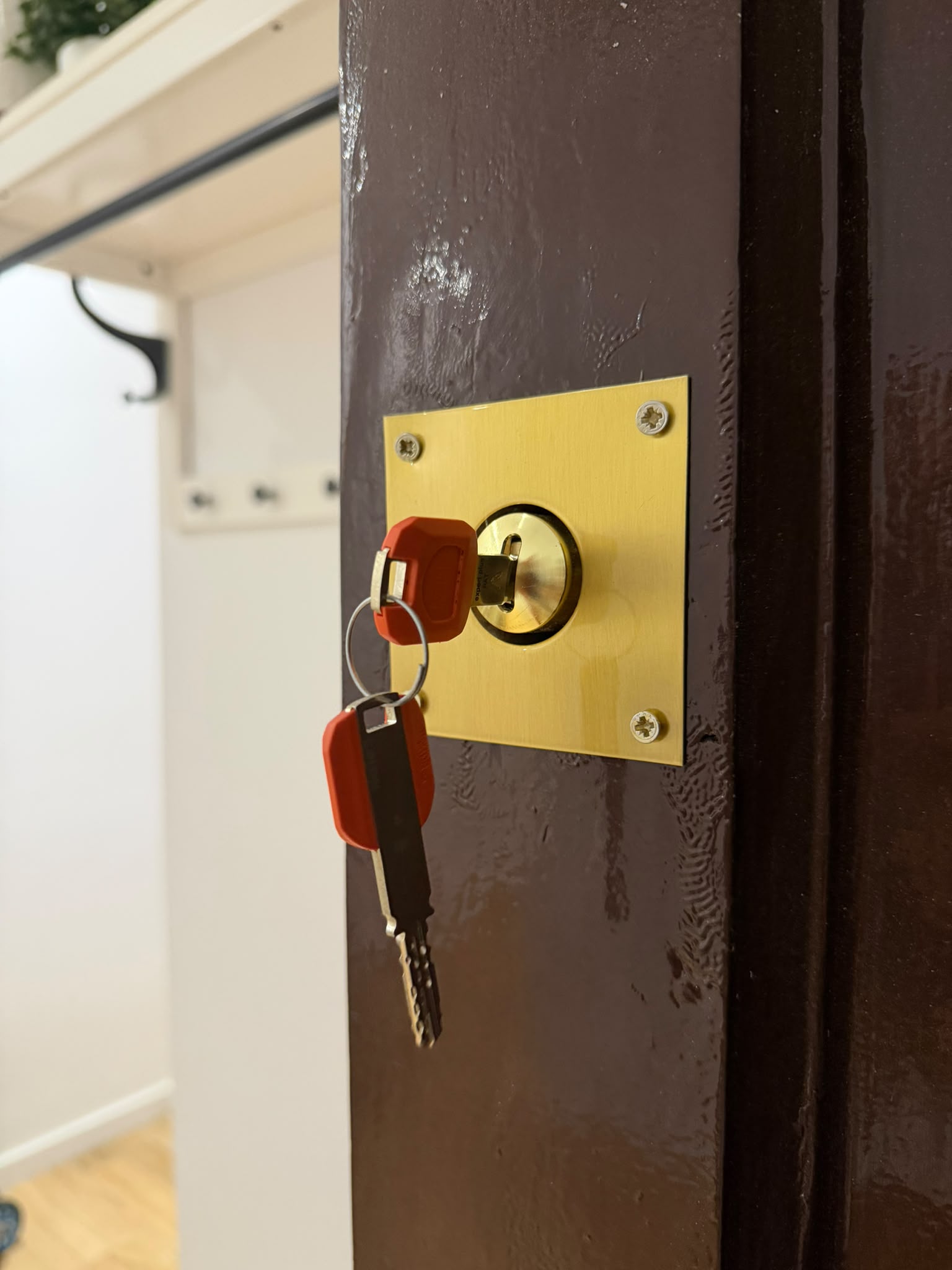 Llave insertada en cerradura de seguridad en puerta