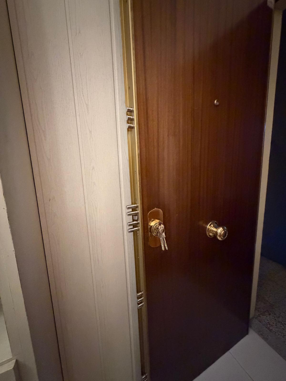 Bulones y cerco de una puerta acorazada como las que instalamos en Barcelona