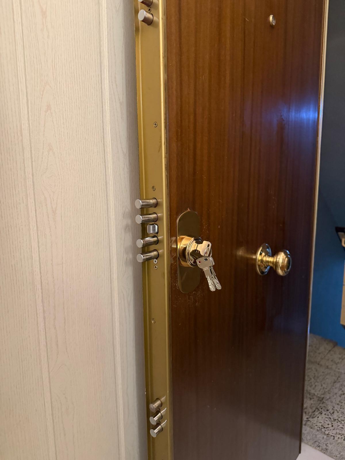 Bulones y cerradero en el canto de una puerta de seguridad, las piezas que dejan de encajar cuando la hoja se descuelga