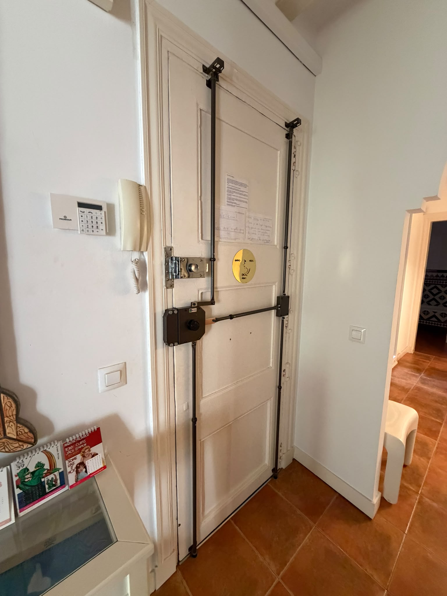 Puerta con barras de seguridad y cerraduras múltiples
