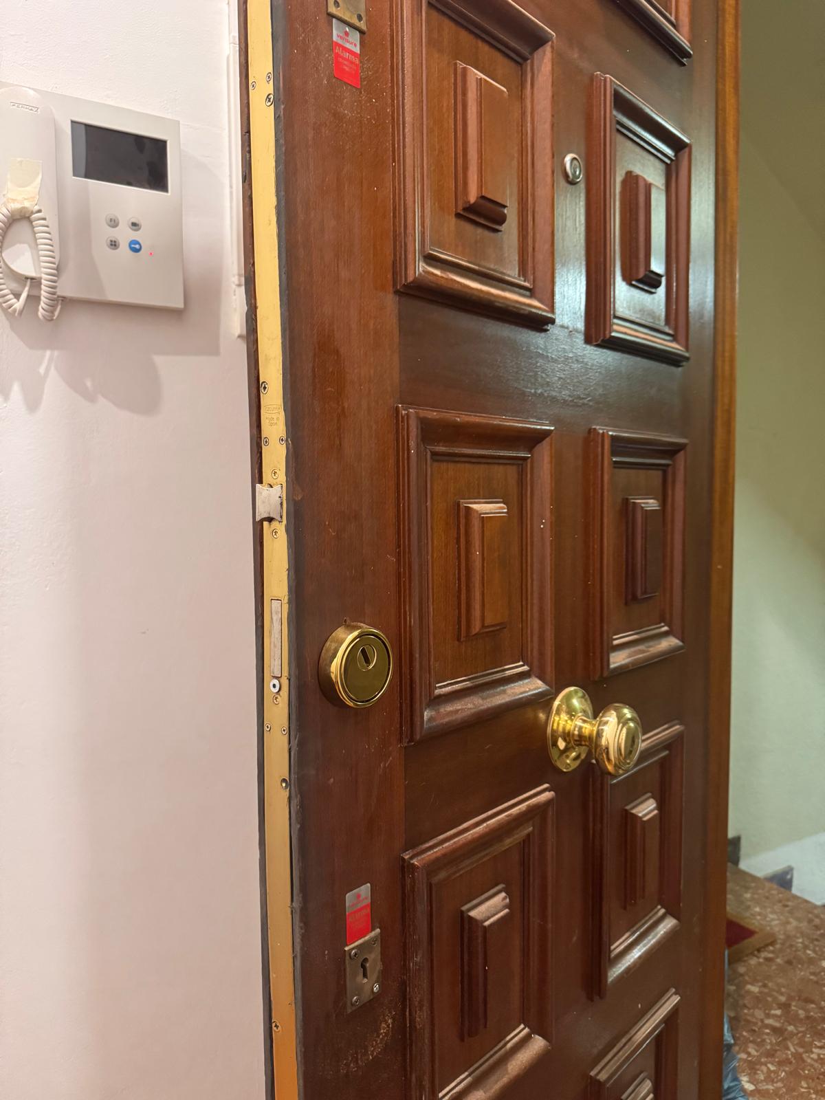 Puerta de vivienda con el marco reforzado, del tipo que reparamos en pisos y fincas de Barcelona